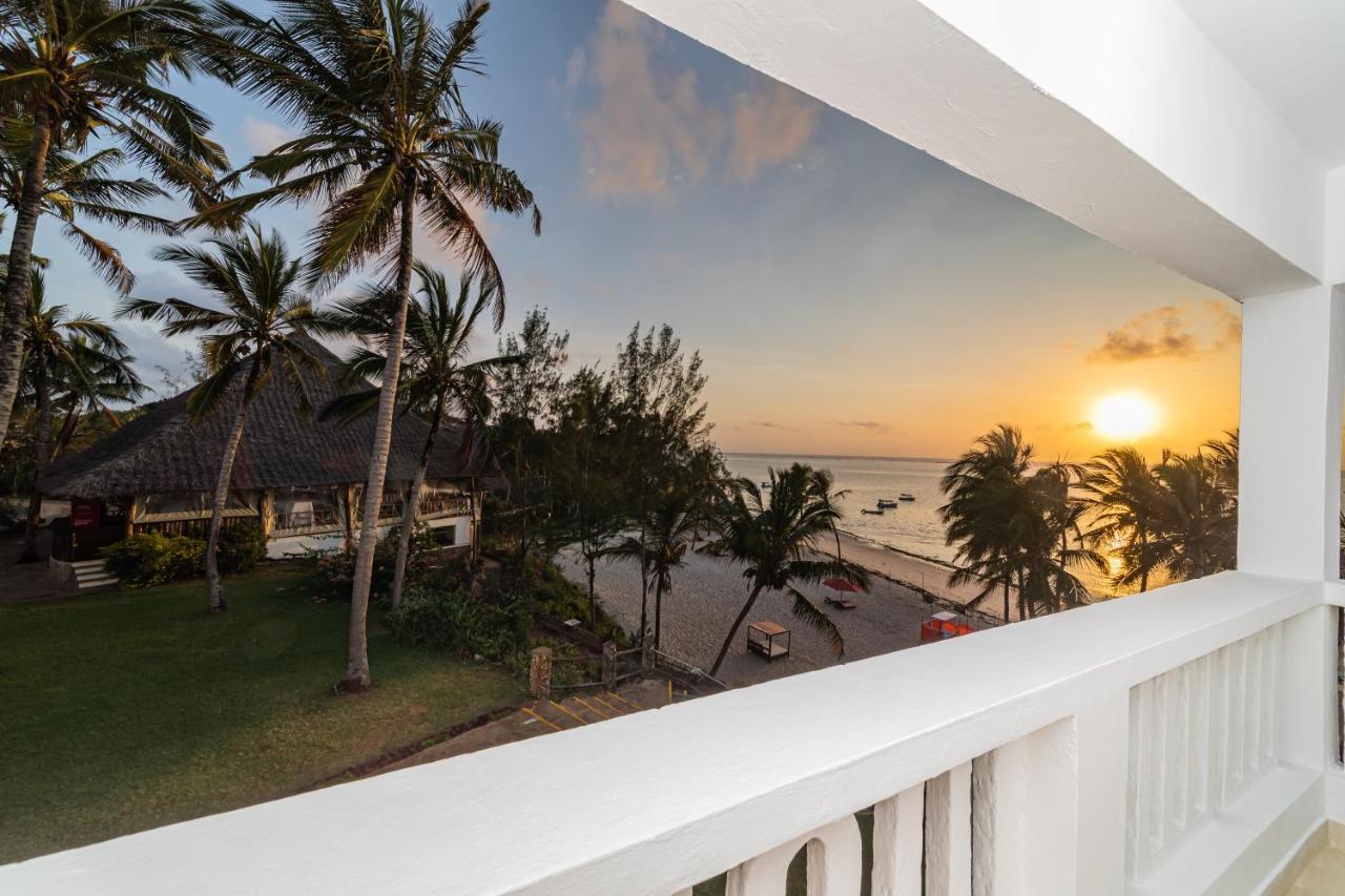 Prideinn Paradise Beach Resort & Spa Mombasa Zewnętrze zdjęcie Sunset at the hotel