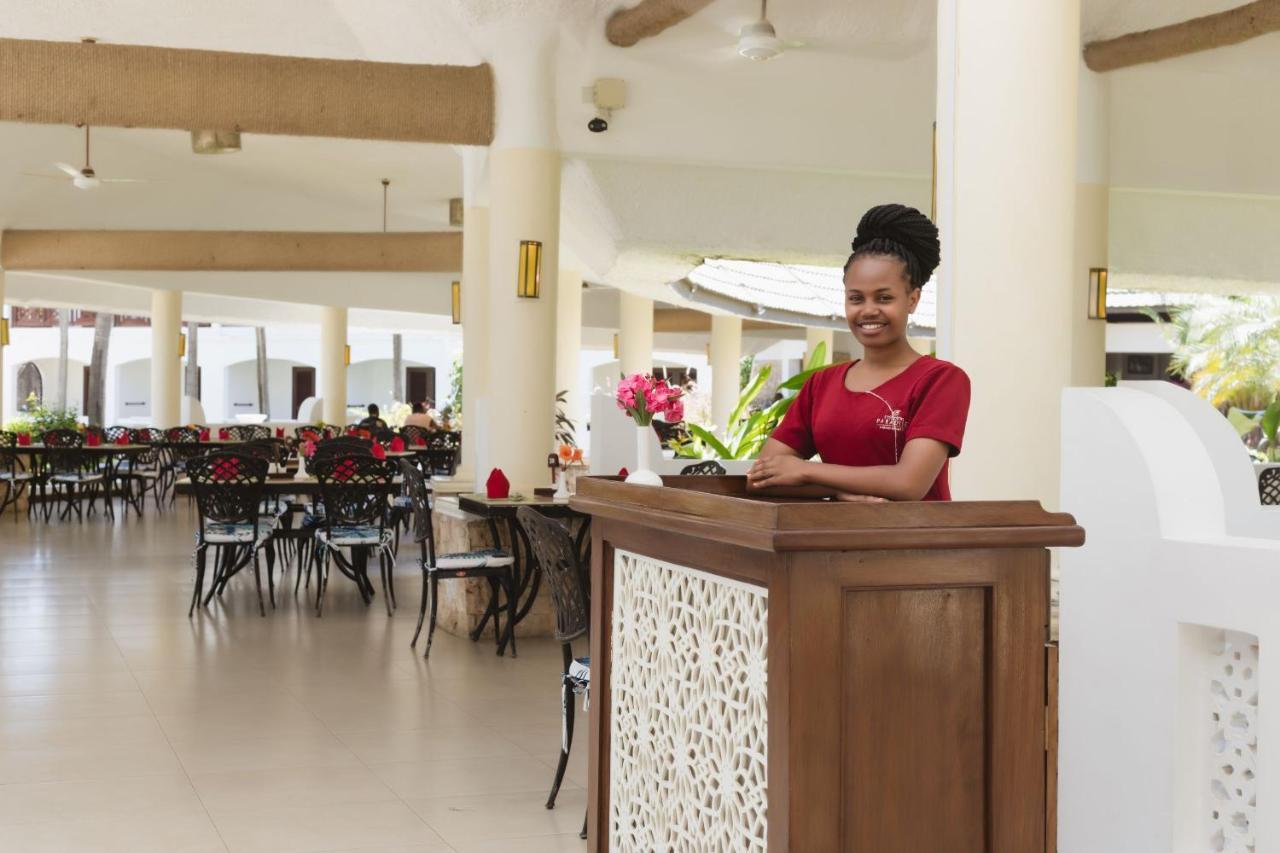 Prideinn Paradise Beach Resort & Spa Mombasa Zewnętrze zdjęcie A hotel hostess at the reception desk