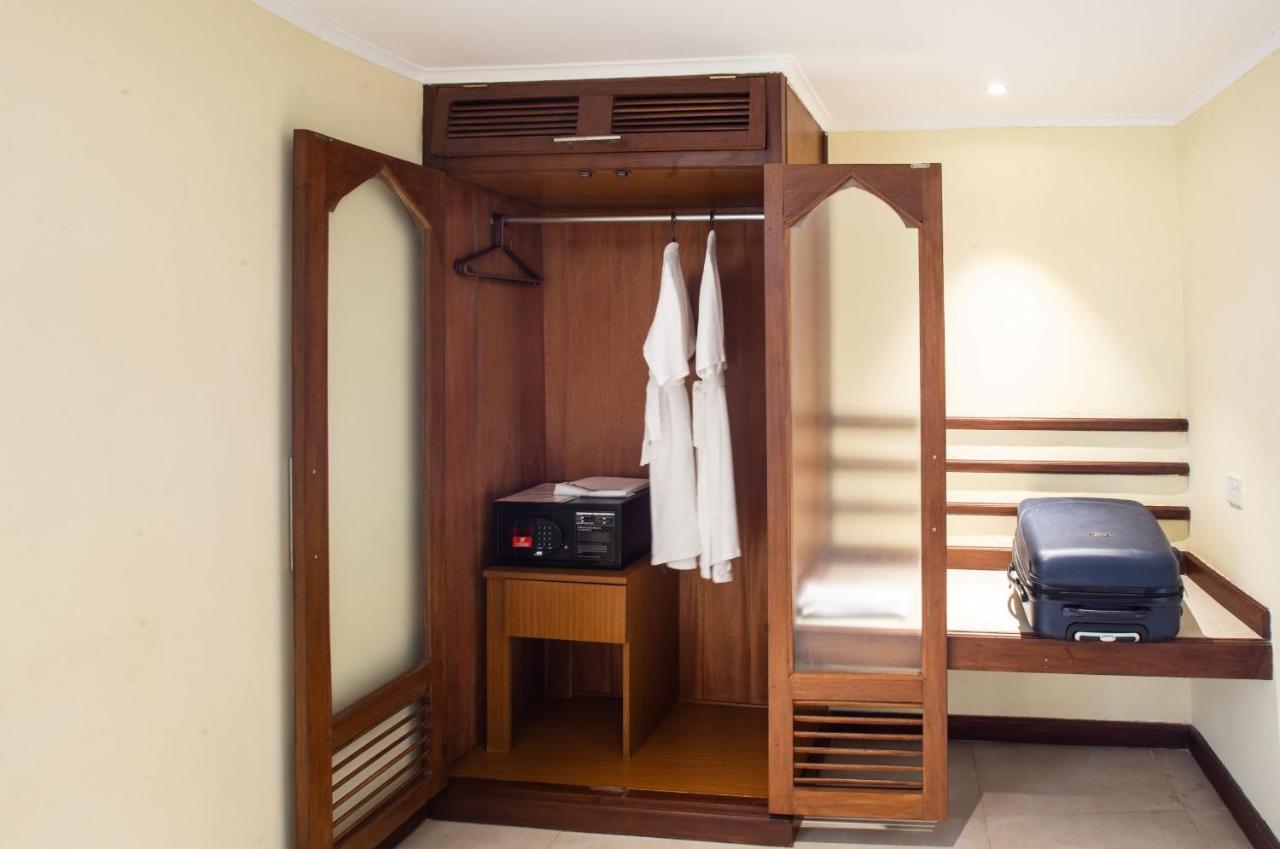 Prideinn Paradise Beach Resort & Spa Mombasa Zewnętrze zdjęcie A wardrobe