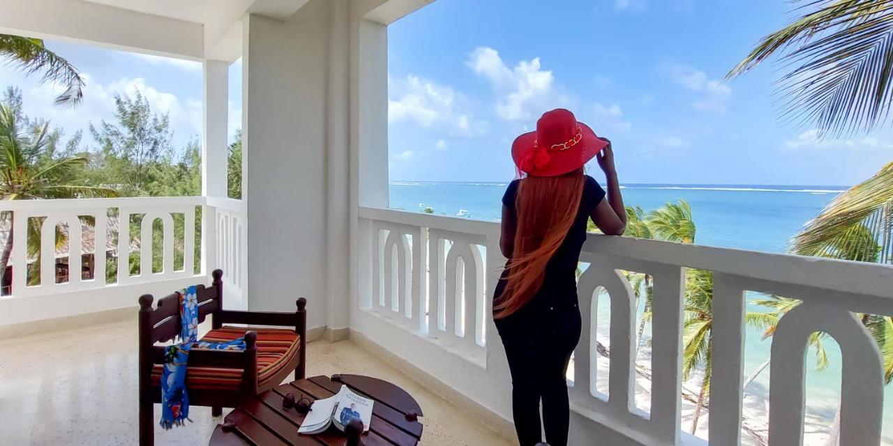 Prideinn Paradise Beach Resort & Spa Mombasa Zewnętrze zdjęcie A woman on a balcony
